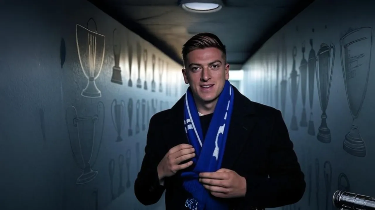 A trophy-etched tunnel and a held scarf reflect Delap’s entrance not as a gamble—but as a statement.