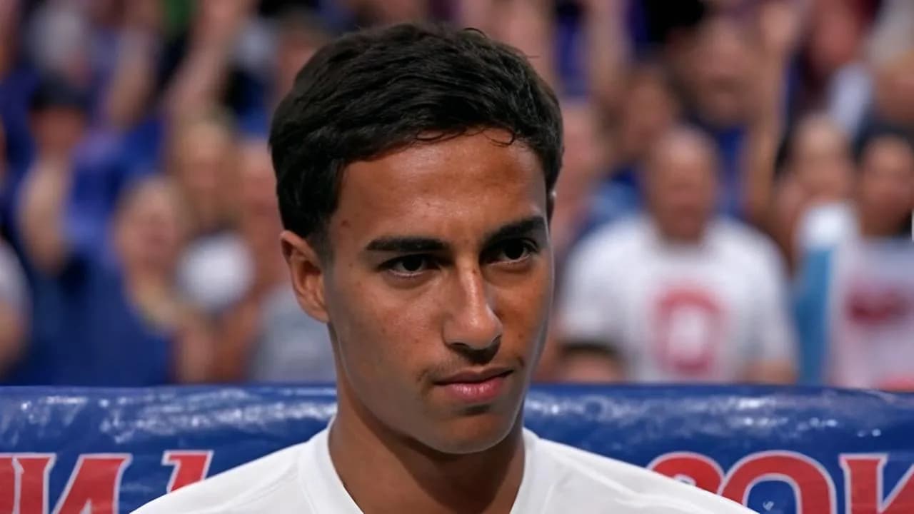  Reis Waits Under a Live Feed