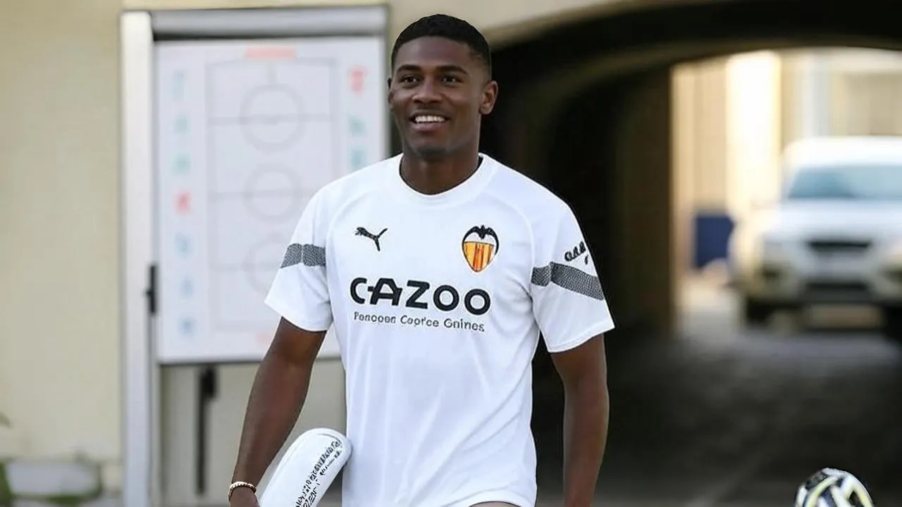 A folded tactical sheet in Mosquera’s grip reveals the pressure to evolve from promise to Premier League poise.